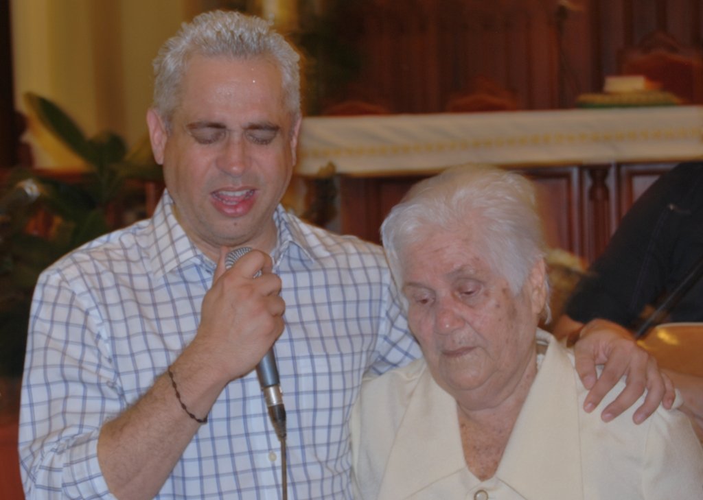 Luis Pérez y su madre en Encuentro de alabanza